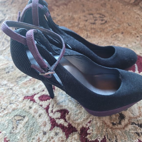 Nikki Reed for Stuart Weitzman - Picture 3 of 5